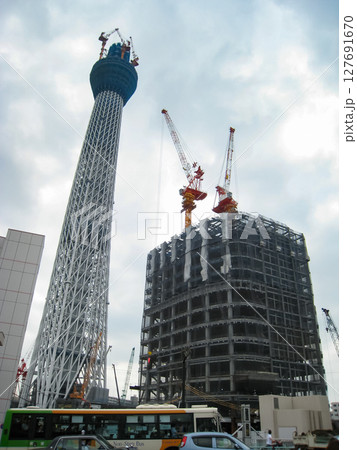 東京　墨田区　建設中の東京スカイツリータウン　2010年08月 127691670
