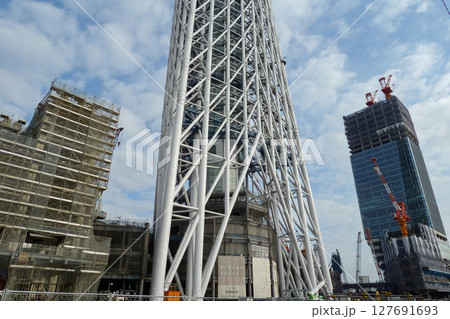 東京　墨田区　建設中の東京スカイツリータウン　2010年12月 127691693