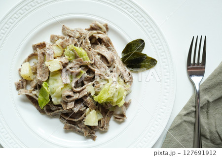 イタリア産そば粉のパスタ、ピッツォッケリ（じゃがいも、キャベツ、チーズ入り) 俯瞰撮影 127691912