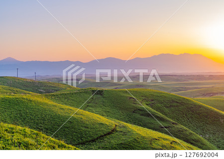 （熊本県）阿蘇　大観峰から見る、くじゅう連山・日の出 127692004