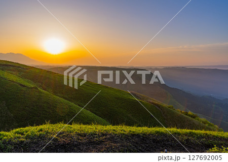 (熊本県)阿蘇 大観峰から見る、くじゅう連山・日の出 (熊本県)阿蘇 大観峰から見る、くじゅう連山・日の出 127692005
