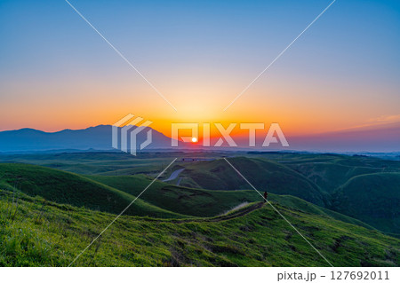 （熊本県）阿蘇　大観峰から見る、くじゅう連山・日の出 127692011