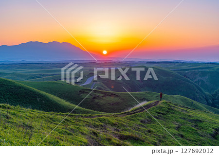 （熊本県）阿蘇　大観峰から見る、くじゅう連山・日の出 127692012
