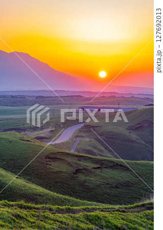 (熊本県)阿蘇 大観峰から見る、くじゅう連山・日の出 (熊本県)阿蘇 大観峰から見る、くじゅう連山・日の出 127692013