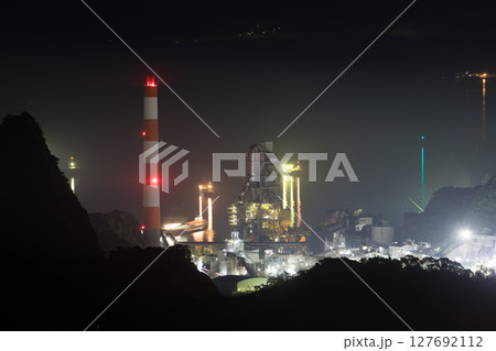 工場夜景と海(大分県津久見市) 工場夜景と海(大分県津久見市) 127692112