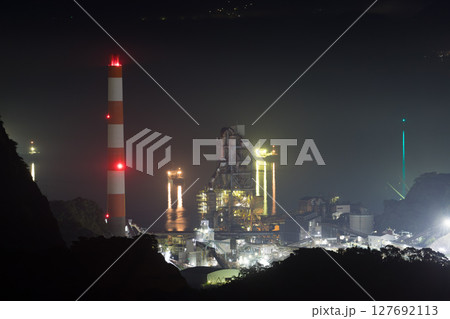 工場夜景と海(大分県津久見市) 工場夜景と海(大分県津久見市) 127692113