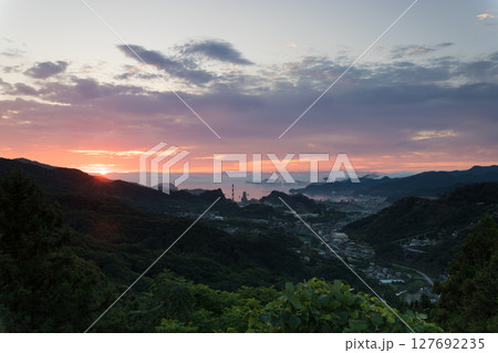 工場地帯と朝焼け(大分県津久見市) 工場地帯と朝焼け(大分県津久見市) 127692235