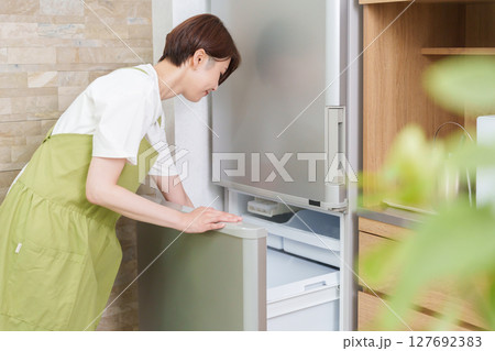 冷蔵庫を開ける女性 127692383