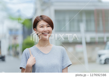 街中を歩く笑顔の女性 街中を歩く笑顔の女性 127692386
