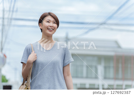 街中を歩く笑顔の女性 街中を歩く笑顔の女性 127692387