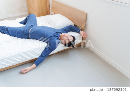 寝相が悪い男性 127692391