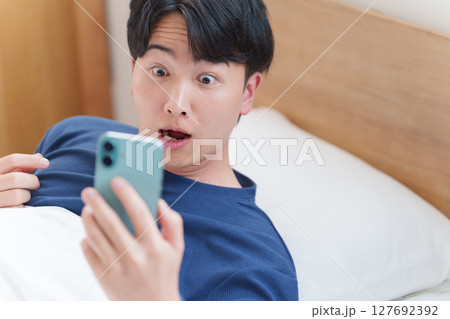 寝坊して遅刻する男性 127692392