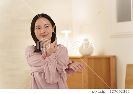 夜ベッドでストレッチする女性 127692393
