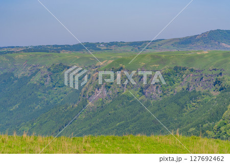 (熊本県)阿蘇 湯浦パーキングから見る阿蘇谷 (熊本県)阿蘇 湯浦パーキングから見る阿蘇谷 127692462