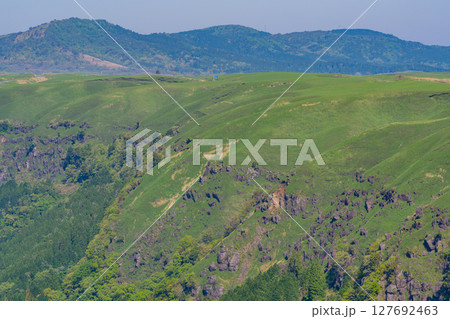 (熊本県)阿蘇 湯浦パーキングから見る阿蘇谷 (熊本県)阿蘇 湯浦パーキングから見る阿蘇谷 127692463