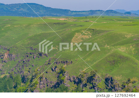 (熊本県)阿蘇 湯浦パーキングから見る阿蘇谷 (熊本県)阿蘇 湯浦パーキングから見る阿蘇谷 127692464