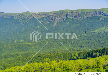 （熊本県）阿蘇　湯浦パーキングから見る阿蘇谷 127692466