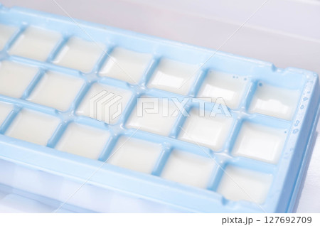 製氷皿に入れて凍らせる牛乳 127692709