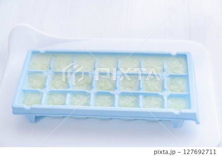 製氷皿で凍らせた牛乳 127692711