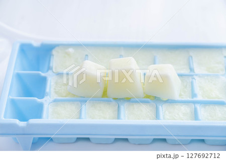 製氷皿で凍らせた牛乳 127692712