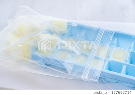 凍らせた牛乳をフリーザーパックで保存 127692714