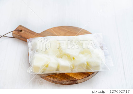 凍らせた牛乳をフリーザーパックで保存 凍らせた牛乳をフリーザーパックで保存 127692717