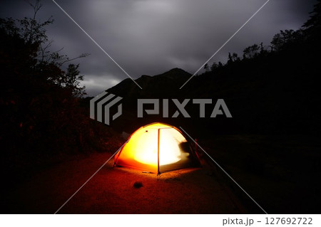 夜の烏帽子小屋テント場に張られたテント 夜の烏帽子小屋テント場に張られたテント 127692722