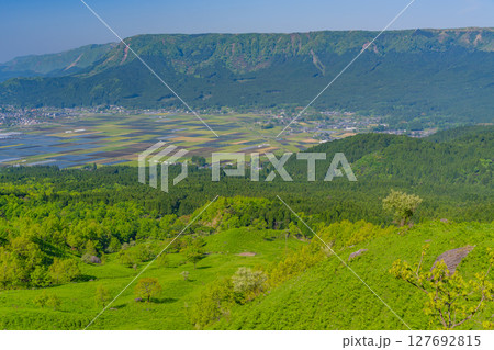 (熊本県)阿蘇 湯浦パーキングから見る内牧方面 (熊本県)阿蘇 湯浦パーキングから見る内牧方面 127692815