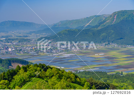 （熊本県）阿蘇　湯浦パーキングから見る内牧方面 127692816