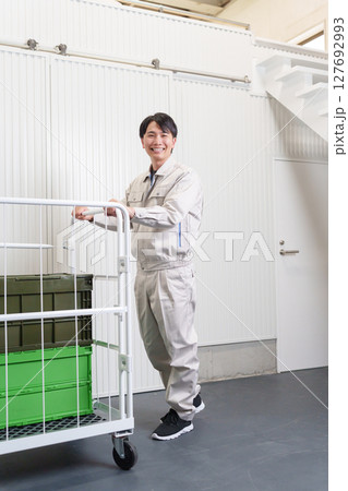 倉庫で働く男性作業員の全身 倉庫で働く男性作業員の全身 127692993