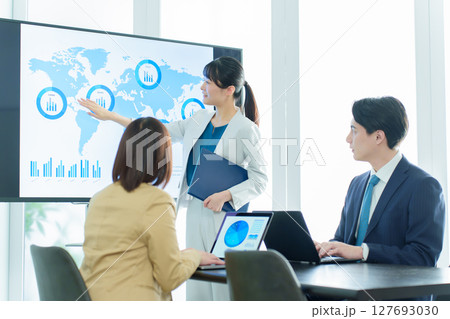 会議室でミーティングを行うビジネスパーソン 127693030