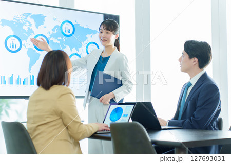 会議室でミーティングを行うビジネスパーソン 127693031