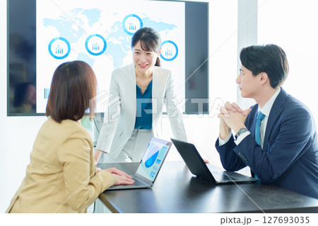 会議室でミーティングを行うビジネスパーソン 127693035