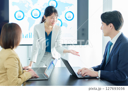 会議室でミーティングを行うビジネスパーソン 127693036