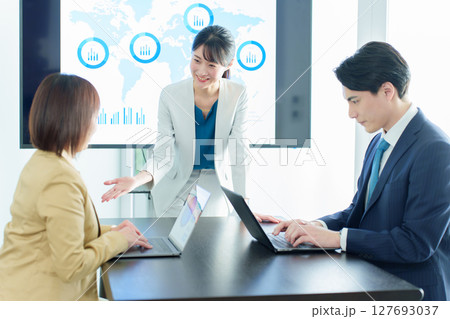 会議室でミーティングを行うビジネスパーソン 127693037