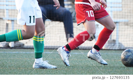 ドリブルするサッカー選手 ドリブルするサッカー選手 127693135