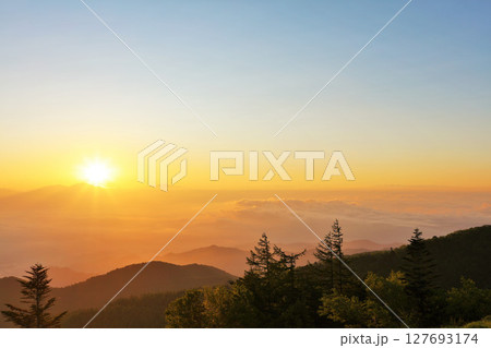 長野県　美ヶ原高原からの夜明けの太陽 127693174