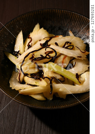 セロリと塩昆布のごま油和え セロリと塩昆布のごま油和え 127693281