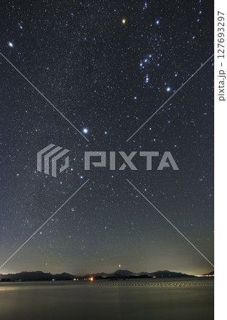 瀬戸内の秋の星景色 南中するオリオン座とカノープス 瀬戸内の秋の星景色 南中するオリオン座とカノープス 127693297