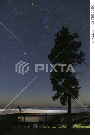霧の海展望台より秋の星空 雲海とオリオン座 霧の海展望台より秋の星空 雲海とオリオン座 127693300