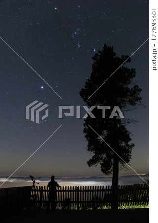 霧の海展望台より秋の星空 雲海とオリオン座 霧の海展望台より秋の星空 雲海とオリオン座 127693301