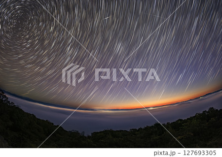 霧の海展望台より秋の星空 雲海の空のスタートレイル 霧の海展望台より秋の星空 雲海の空のスタートレイル 127693305