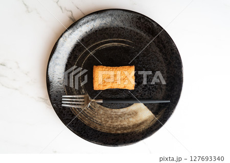 黒皿に映える焼き菓子① 127693340