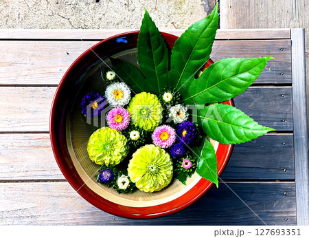 石川県輪島市・重蔵神社のカラフルな生け花 127693351