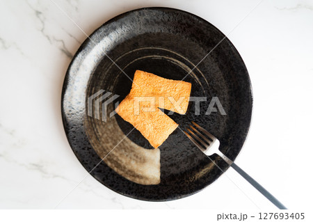 和モダン皿に乗る焼き菓子 和モダン皿に乗る焼き菓子 127693405