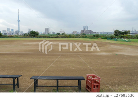 曇り空の河川敷の野球場 曇り空の河川敷の野球場 127693530