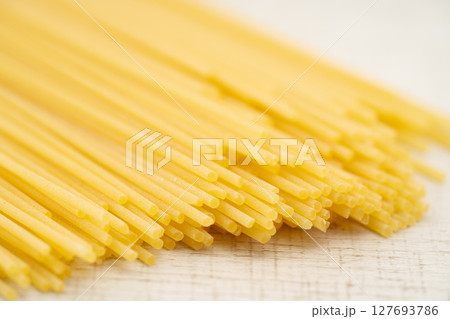 スパゲッティパスタの乾麺のクローズアップ スパゲッティパスタの乾麺のクローズアップ 127693786
