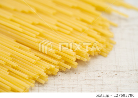 スパゲッティパスタの乾麺のクローズアップ スパゲッティパスタの乾麺のクローズアップ 127693790