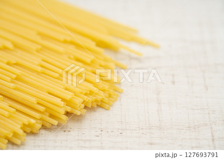 スパゲッティパスタの乾麺のクローズアップ スパゲッティパスタの乾麺のクローズアップ 127693791