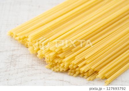 スパゲッティパスタの乾麺のクローズアップ スパゲッティパスタの乾麺のクローズアップ 127693792